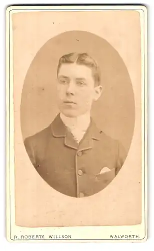 Fotografie R. Roberts Willson, London, Penrose St., Brustportrait junger Herr in modischer Kleidung