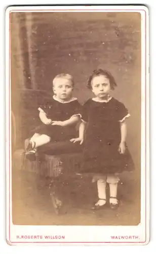 Fotografie R. Roberts Willson, London, 48, Penrose St., Portrait zwei kleine Mädchen in hübschen Kleidern