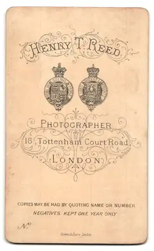 Fotografie H. T. Reed, London, 16, Tottenham Court Road, Portrait junge Dame im Kleid mit Amulett