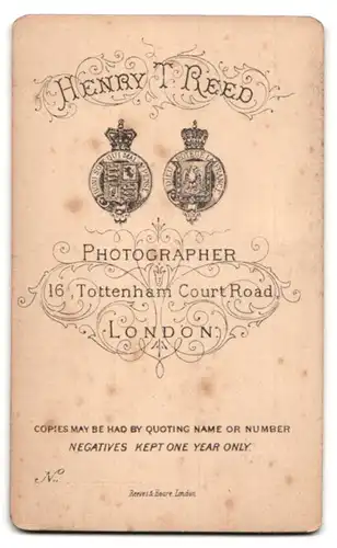 Fotografie H. T. Reed, London, 16, Tottenham Court Road, Portrait bürgerliches Paar in modischer Kleidung