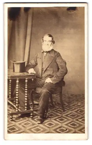 Fotografie Henry Davis, London, 24, Cornhill, Portrait älterer Herr in zeitgenössischer Kleidung