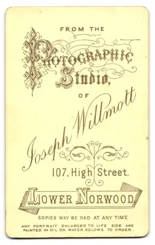 Fotografie Joseph Willmott, Lower Norwood, 107, High Street, Portrait hübsch gekleidetes Kind