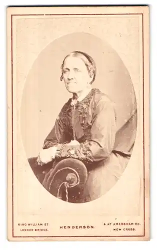 Fotografie Henderson, London Bridge-EC, 49, King William Street, Portrait ältere Dame im Kleid mit Kragenbrosche
