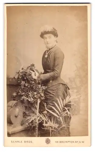 Fotografie Searle Bros, London-SW, 191, Brompton Road, Portrait modisch gekleidete Dame mit Amulett