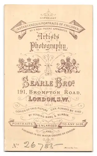 Fotografie Searle Bros, London-SW, 191, Brompton Road, Portrait modisch gekleidete Dame mit Amulett