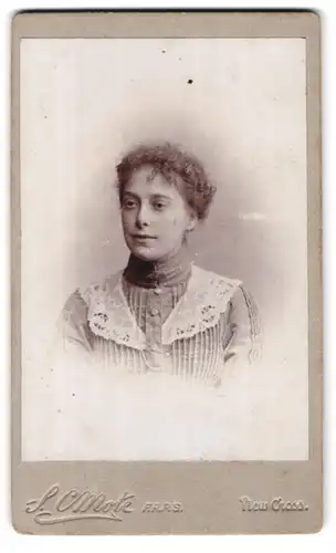 Fotografie S. C. Mote, London-SE, 3, Amersham Road, Portrait junge Dame in hübscher Kleidung