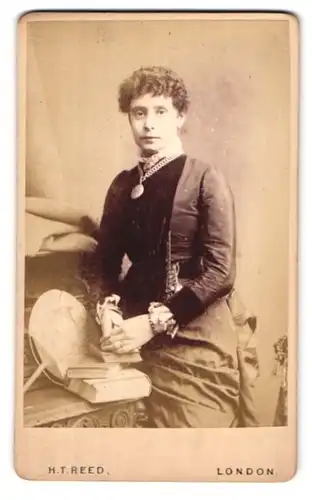 Fotografie H. T. Reed, London, 16, Tottenham Court Road, Portrait junge Dame im Kleid mit Amulett