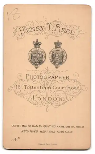 Fotografie H. T. Reed, London, 16, Tottenham Court Road, Portrait junge Dame im Kleid mit Amulett