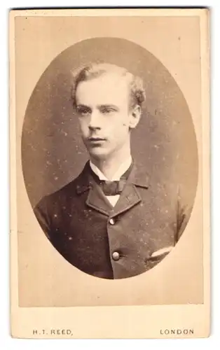 Fotografie H. T. Reed, London, 16, Tottenham Court Road, Brustportrait junger Mann im Anzug mit Fliege