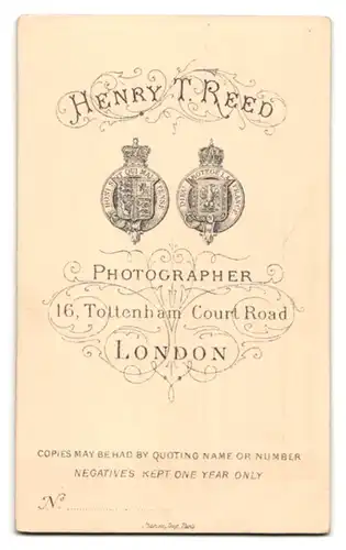 Fotografie H. T. Reed, London, 16, Tottenham Court Road, Portrait junge Dame in hübscher Kleidung