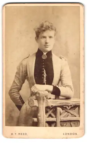 Fotografie H. T. Reed, London, 16, Tottenham Court Road, Portrait junge Dame im modischen Kleid