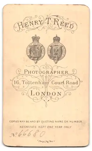 Fotografie H. T. Reed, London, 16, Tottenham Court Road, Portrait junge Dame im modischen Kleid