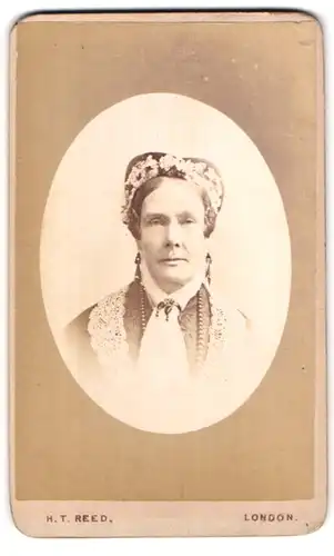 Fotografie H. T. Reed, London, 16, Tottenham Court Road, Portrait ältere Dame mit Haube und Halskette