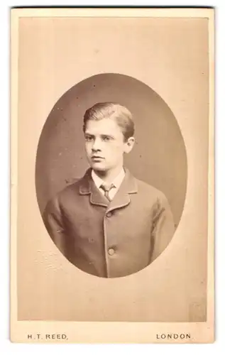 Fotografie H. T. Reed, London, 16, Tottenham Court Road, Portrait junger Herr im Anzug mit Krawatte