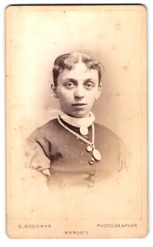 Fotografie George Goodman, Margate, Fort Hill, Portrait junge Dame mit Kragenbrosche und Amulett