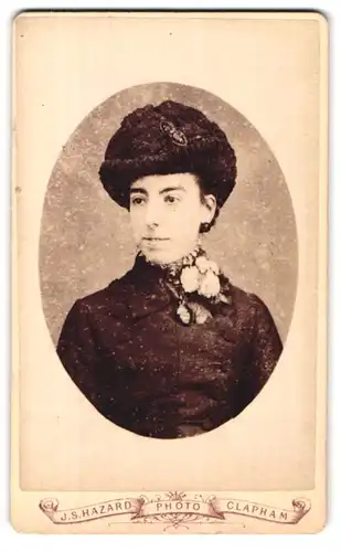 Fotografie J. S. Hazard, London, 6, Pavement, Portrait junge Dame in modischer Kleidung