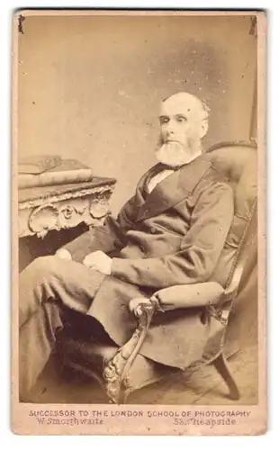 Fotografie W. Smorthwaite, London-EC, 52, cheapside, Portrait älterer Herr mit Bart in modischer Kleidung