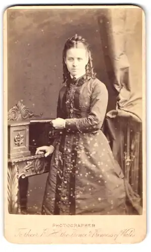 Fotografie T. C. Turner, London-Islington, 17, Upper Street, Portrait junge Dame im hübschen Kleid