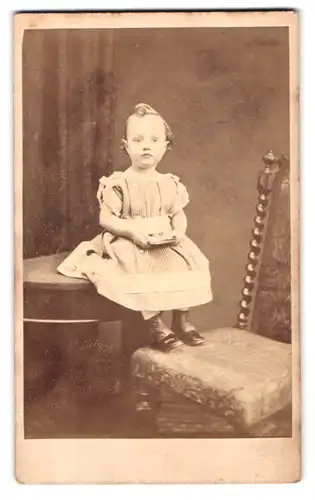 Fotografie Sinclair & Co., Islington-N, 142, Pentonville Rd., Portrait kleines Mädchen im modischen Kleid