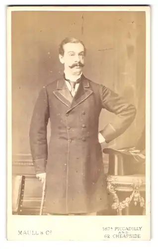 Fotografie Maull & Co., London, 62, Cheapside, Portrait modisch gekleideter Herr mit Moustache