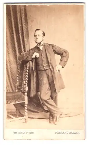 Fotografie Fradelle, London, Regent Street, Portrait modisch gekleideter Herr mit Bart