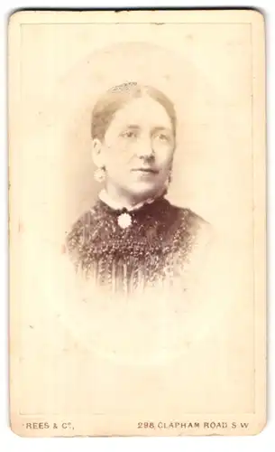 Fotografie Rees & Co., London-SW, 298, Clapham Road, Portrait junge Dame mit zurückgebundenem Haar