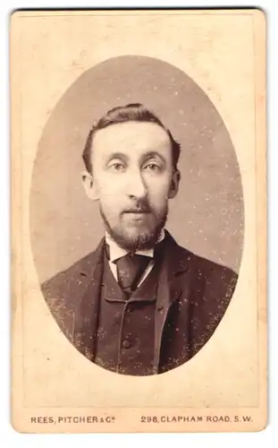 Fotografie Rees, Pitcher & Co., London-SW, 298, Clapham Road, Portrait modisch gekleideter Herr mit Bart