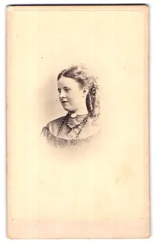 Fotografie Photographic Company, London, 2, Queen Steet, Portrait junge Dame mit Locken