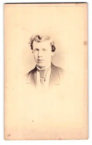 Fotografie Photographic Company, London, 2, Queen Steet, Portrait junger Herr im Anzug mit Krawatte