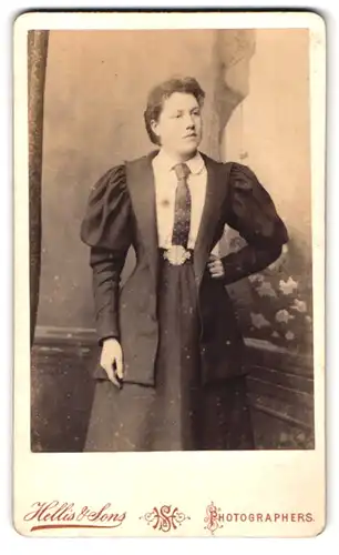 Fotografie Hellis & Sons, London-W, 211 & 213, Portrait junge Dame in modischer Kleidung