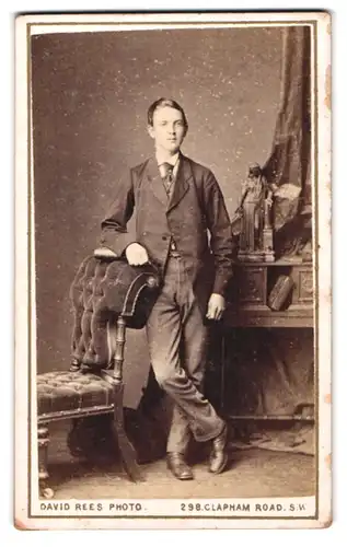Fotografie David Rees, London-SW, 298, Clapham Road, Portrait junger Mann in modischer Kleidung