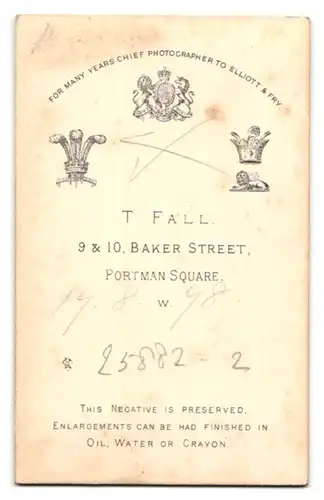 Fotografie T. Fall, London-W, 9 & 10 Baker Street, Portrait halbwüchsiger Knabe in modischer Kleidung