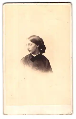 Fotografie Caldest Blanford & Co., London, 13, Pall Mall East, Portrait junge Dame in modischer Kleidung