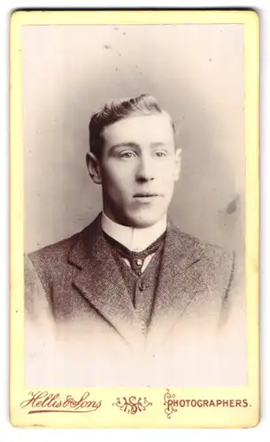 Fotografie Hellis & Sons, London-SW, 30, Clapham Road, Portrait junger Herr im Anzug mit Krawatte