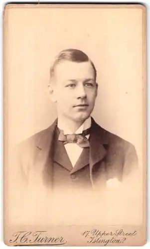 Fotografie T. C. Turner, Islington, 17, Upper Street, Portrait junger Mann im Anzug mit Fliege