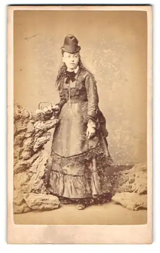 Fotografie T. C. Turner, Islington, 17, Upper St., Portrait junge Dame im Kleid mit Körbchen