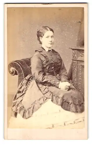 Fotografie T. C. Turner, Islington, 17, Upper St., Portrait junge Dame in hübscher Kleidung