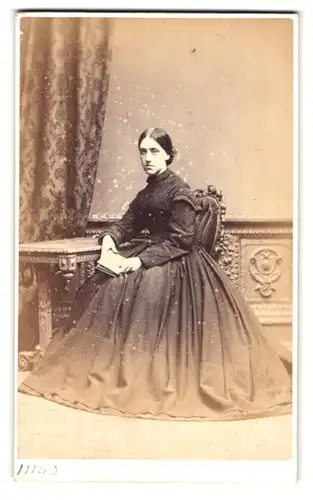 Fotografie T. C. Turner, Islington, 17, Upper St., Portrait junge Dame im modischen Kleid