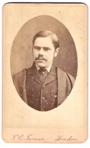 Fotografie T. C. Turner, London-Islington, 17, Upper St., Portrait modisch gekleideter Herr mit Oberlippenbart