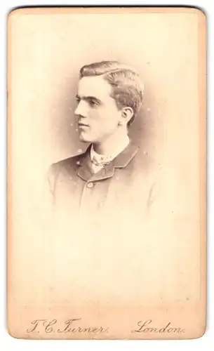 Fotografie T. C. Turner, London-Islington, 17, Upper St., Portrait junger Mann in modischer Kleidung