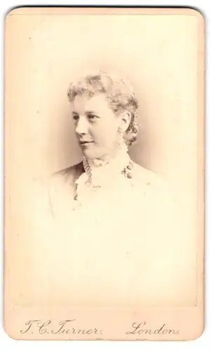 Fotografie T. C. Turner, London-Islington, 17, Upper St., Portrait junge Dame in hübscher Kleidung