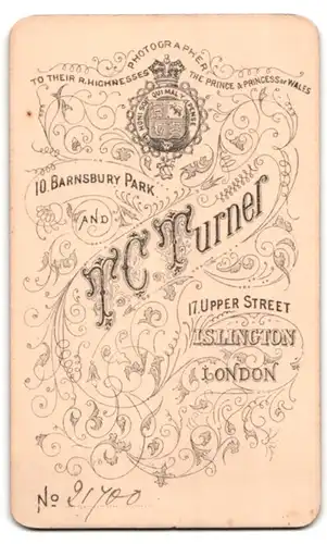 Fotografie T. C. Turner, London-Islington, 17, Upper St., Portrait junge Dame in hübscher Kleidung