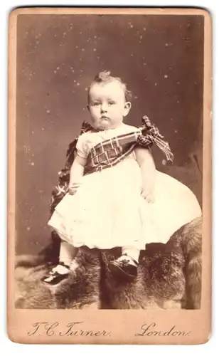 Fotografie T. C. Turner, London-Islington, 17, Upper St., Portrait süsses Kleinkind im weissen Kleid