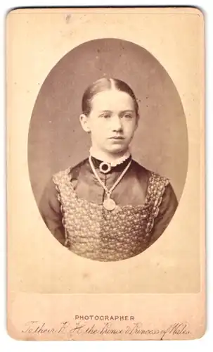 Fotografie T. C. Turner, London-Islington, 17, Upper St., Portrait junges Mädchen im Kleid mit Amulett