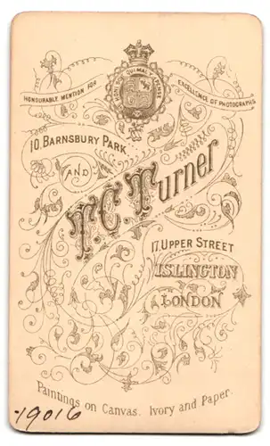 Fotografie T. C. Turner, London-Islington, 17, Upper St., Portrait junges Mädchen im Kleid mit Amulett