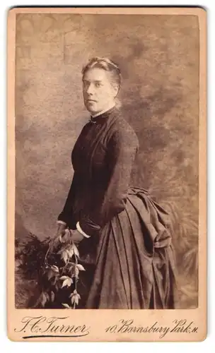 Fotografie T. C. Turner, London-N, 10, Barnsbury Park, Portrait junge Dame in modischer Kleidung