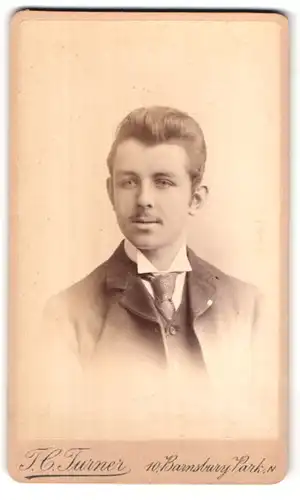 Fotografie T. C. Turner, London-N, 10, Barnsbury Park, Portrait junger Mann im Anzug mit Krawatte