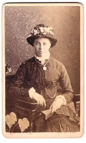 Fotografie Clarke & Co., Maidstone, 46, Week Street, Portrait modisch gekleidete Dame mit Fächer in der Hand