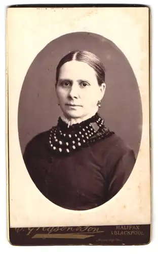 Fotografie E. Gregson & Son, Halifax, Portrait bürgerliche Dame mit Halskette