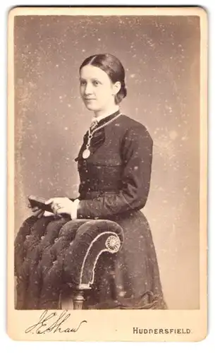 Fotografie E. Shaw, Huddersfield, 6, South Parade, Portrait junge Dame im Kleid mit Amulett